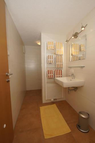斯拉德明Haus Tauernseitn的一间带水槽和镜子的小浴室