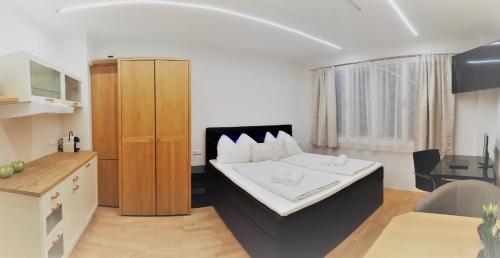 维也纳Vienna City Apartment in Mariahilfer Straße的卧室配有一张床