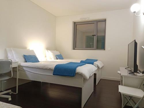 里斯本YingYing Apartamento with a free parking space的一间卧室配有一张带书桌的床和窗户。