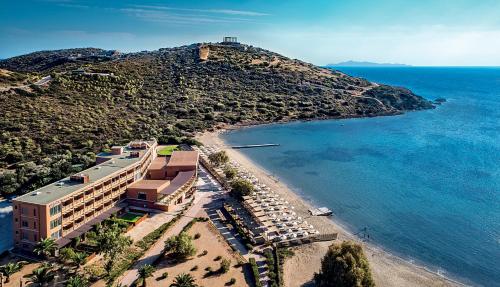苏尼翁爱琴海岸酒店的享有酒店和海滩的空中景致
