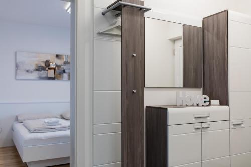 格拉茨格拉茨设计公寓的更衣室配有镜子和床