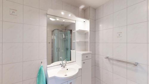 科特海讷Villapark de Paardekreek的白色的浴室设有水槽和镜子