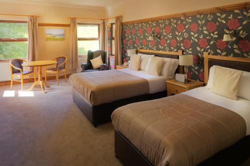 莱特肯尼银塔西及水疗酒店的酒店客房带两张床和一张桌子以及椅子。