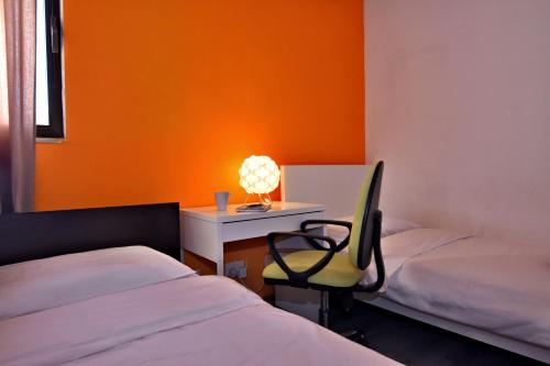 圣朱利安斯City Living Suite TK 1 Rm 3的客房设有两张床和一张带椅子的桌子。