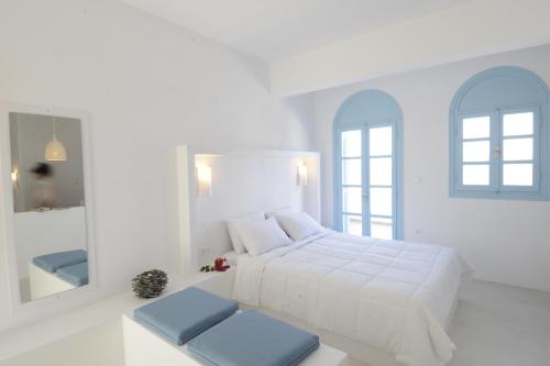 阿克罗蒂里玛丽亚别墅公寓 的白色卧室配有床和镜子