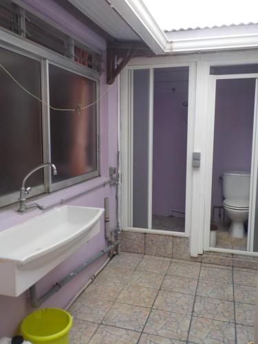 舍尔谢Petit Studio bateliere的一间带水槽和卫生间的浴室