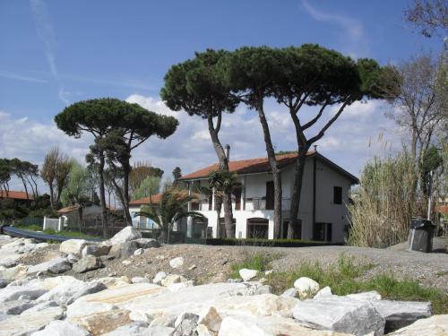 Fiumaretta di Ameglia帕克斯公寓的前面有树木和岩石的房子