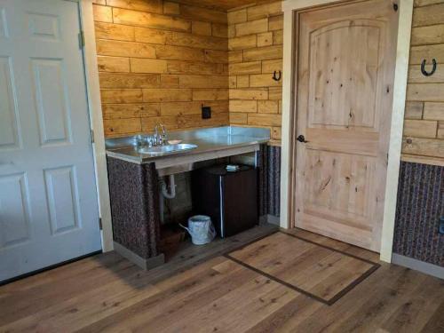 科迪K3度假牧场酒店的一间带水槽和木墙的浴室