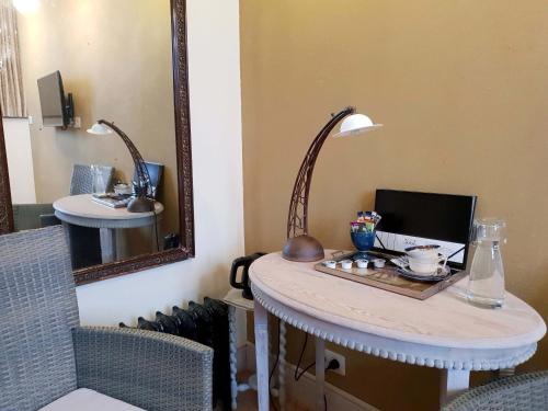 安特卫普埃克斯特拉尔住宿加早餐旅馆的客房设有带镜子的桌子和笔记本电脑
