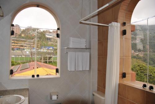 科罗伊科科罗伊科凯莱大酒店的带淋浴的浴室和窗户。