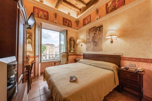 罗马巴雷特酒店 的一间卧室设有一张大床和一个窗户。