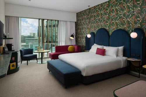 布里斯班Ovolo The Valley Brisbane的酒店客房设有一张床和一个大窗户
