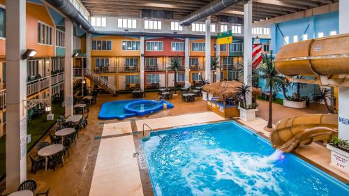 里贾纳Seven Oaks Hotel Regina的一座带水滑梯的酒店室内游泳池