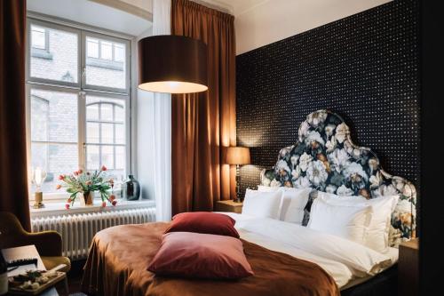 斯德哥尔摩NOFO Hotel, WorldHotels Crafted的一间卧室设有一张大床和一个窗户。