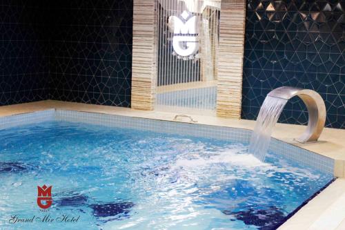 塔什干格韩德米赫酒店的浴室内带水水龙头的游泳池