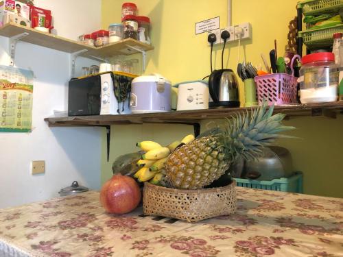 古晋古晋啄木鸟小屋的坐在厨房桌子上的一篮水果