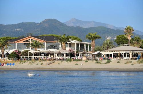 FolelliHotel & Restaurant San Pellegrino的海滩上的一座建筑,在水中鸟