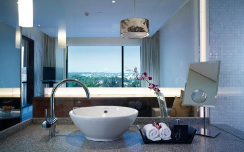 班加罗尔泰姬耶网普洱班加罗尔酒店的一间带水槽和大窗户的浴室