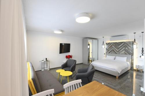 埃拉特Suite dream的酒店客房带一张床、一张桌子和椅子