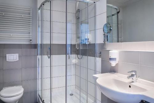 霍茹夫福克斯卡托维兹霍茹夫酒店的带淋浴、盥洗盆和卫生间的浴室