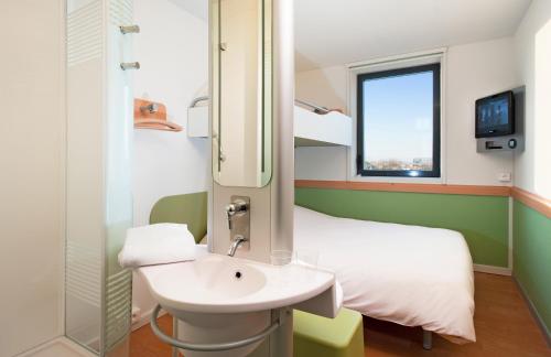 布拉尼亚克图卢兹机场宜必思快捷酒店 的一间带水槽和一张双层床的浴室
