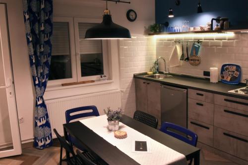 弗尔沙茨HILLS Apartments的厨房配有桌椅和水槽