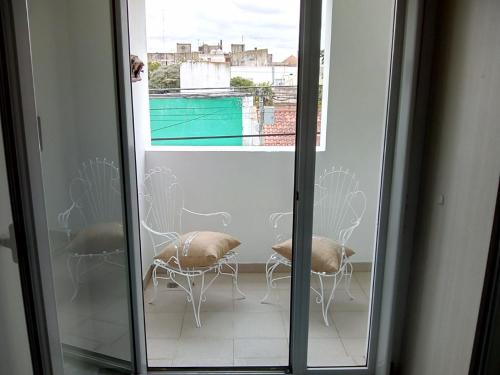坦迪尔DTO SERRANO的阳台设有椅子和窗户,享有风景。
