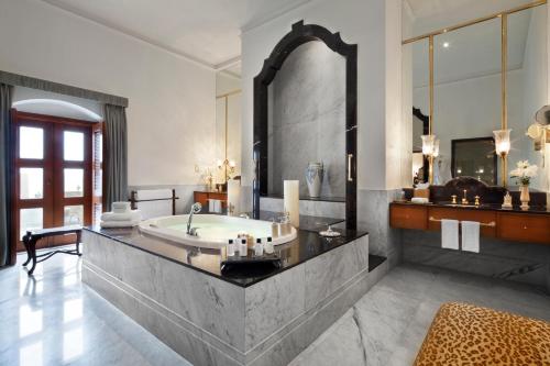 海得拉巴泰姬陵法拉克奴玛宫酒店的一间带浴缸和大镜子的浴室