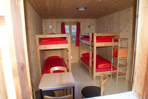 库尔Casa Dorma Bain的一间小房间,内有四张双层床
