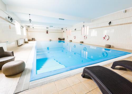 格但斯克Prawdzic Family Resort & Wellness的客房内的大型游泳池