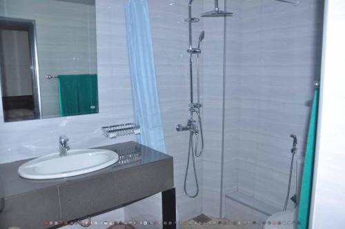 康提里弗代尔酒店的一间带水槽和玻璃门淋浴的浴室
