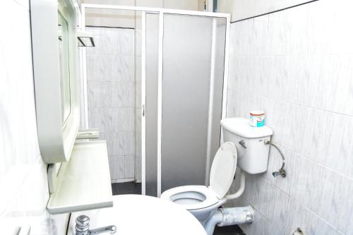 康提康迪景观酒店的浴室配有白色卫生间和盥洗盆。