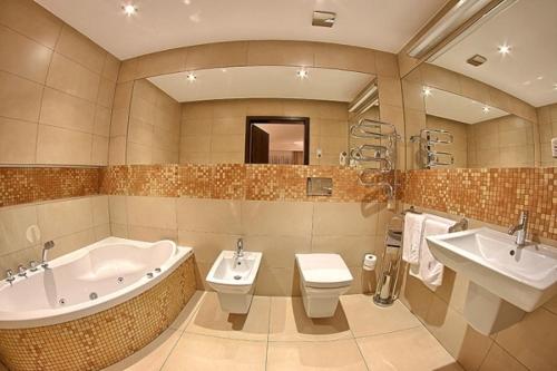 奥普尔酒店及波若瓦斯瓦其克酒店的一间带两个盥洗盆、浴缸和卫生间的浴室