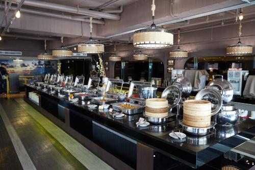 恒春古城垦丁富丽敦饭店的餐厅内展示的自助餐点