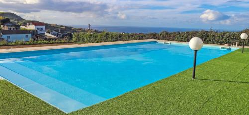 Algarvia阿尔加威亚坎普乡村民宿的蓝色的海景游泳池