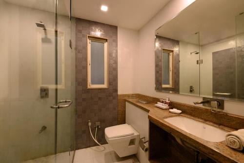 德瓦尔卡Dwarkadhish Lords Eco Inn的浴室配有卫生间、盥洗盆和淋浴。