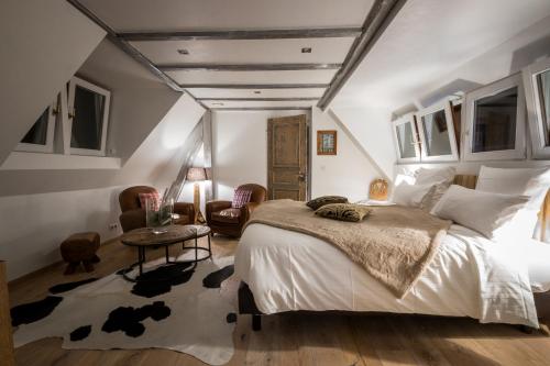 SessenheimAuberge au Boeuf的一间卧室配有一张大床和一张桌子