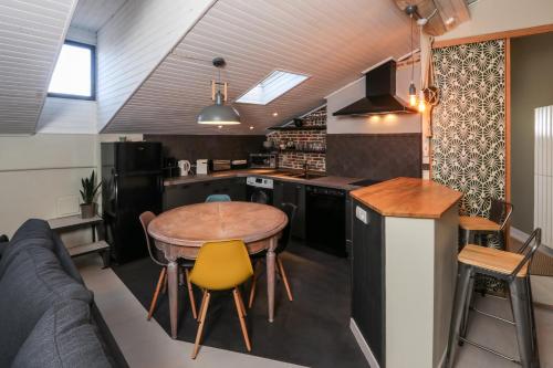 图卢兹6 Rue d'Aubuisson的厨房配有木桌和黄色椅子