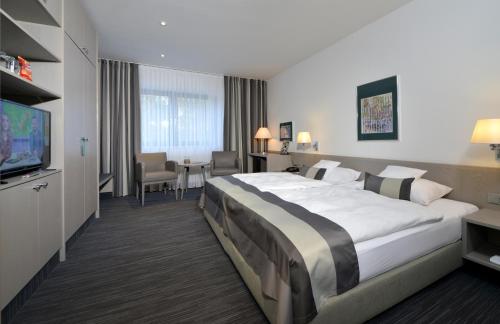 科隆施皮格尔酒店的酒店客房设有一张大床和一台电视。