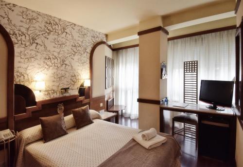 马日亚路易撒酒店客房内的一张或多张床位