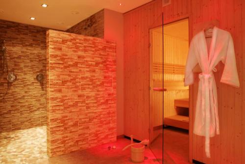 卡普伦外丹曼舍勒公寓酒店的带淋浴和衣架的浴室