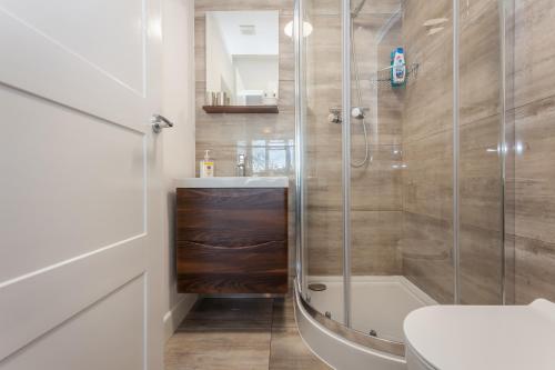 米尔顿凯恩斯Treetops Apartment的带淋浴、卫生间和盥洗盆的浴室
