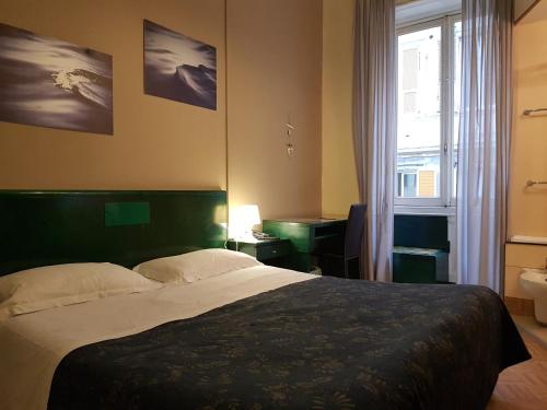 热那亚叙伊斯酒店的一间卧室设有一张大床和一个窗户。