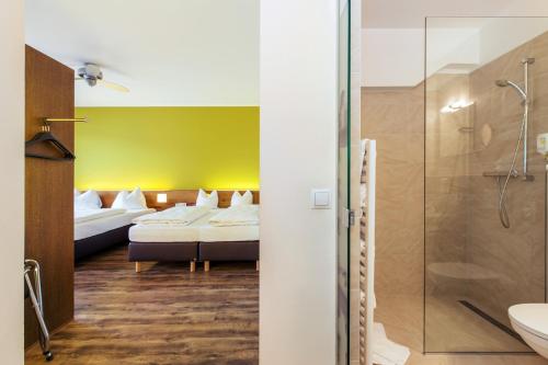 因斯布鲁克因斯布鲁克贝斯克酒店的酒店客房设有两张床和淋浴。