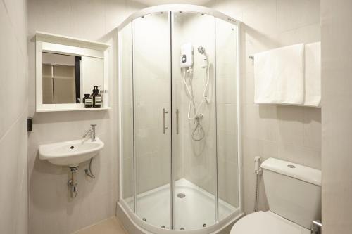 曼谷Platinum Deluxe Shopping Apartments的带淋浴、卫生间和盥洗盆的浴室