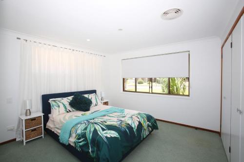 科夫斯港BILL'S的一间卧室设有一张床和一个窗口