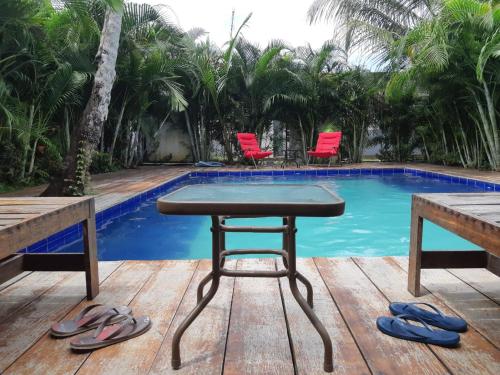 扎普祖罗Hostal Hilltop Sapzurro的游泳池旁的桌椅