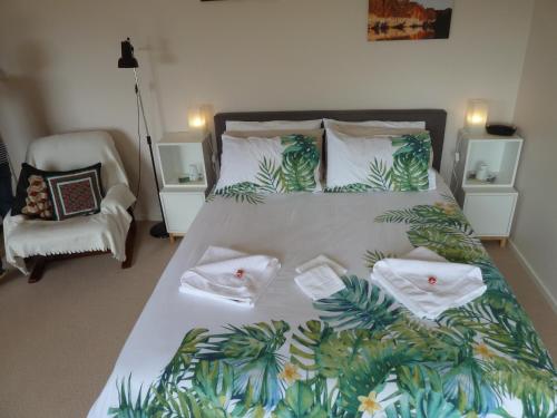 KallistaMurrindindi的一间卧室配有一张带热带床罩的大床