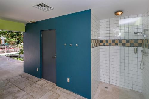 基督城BOND ESTATE LUXURY ACCOMMODATION的浴室设有蓝色门和白色瓷砖