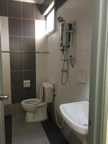 古达牵牛花酒店的浴室配有卫生间、盥洗盆和淋浴。